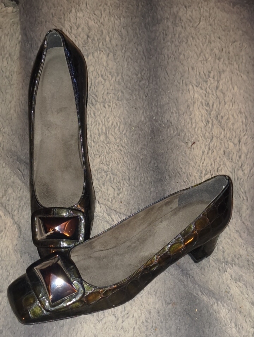 STUART WEITZMAN Metallic Green Low Heel Pumps w/Statement Buckle SIZE 8.5